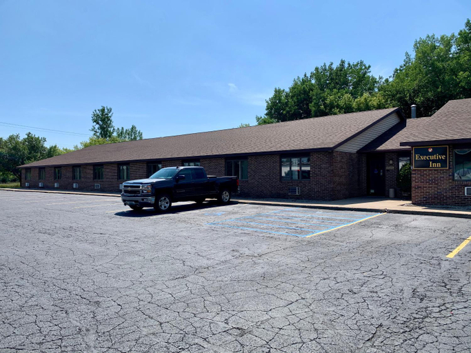 Others 4, Executive Inn, Tuscola