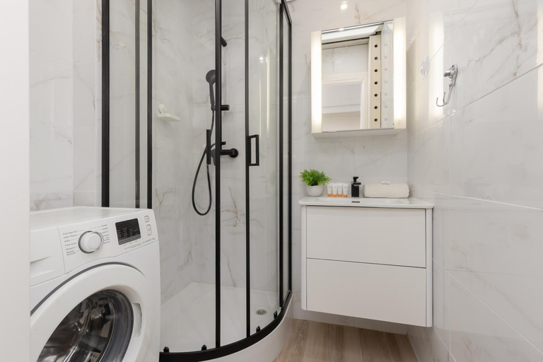 Bathroom 3, Apartments City Center by Noclegi Renters, Warsaw