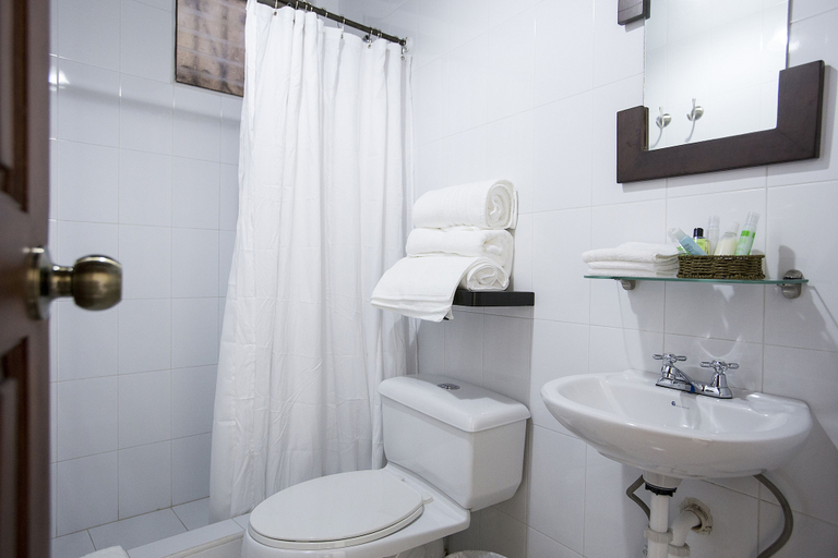 Bathroom 5, Hotel Colonial San Agustin, Quito