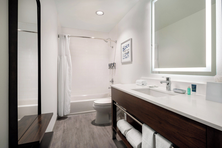 Bathroom 4, Four Points by Sheraton Hotel & Suites San Francisco Airport, San Mateo