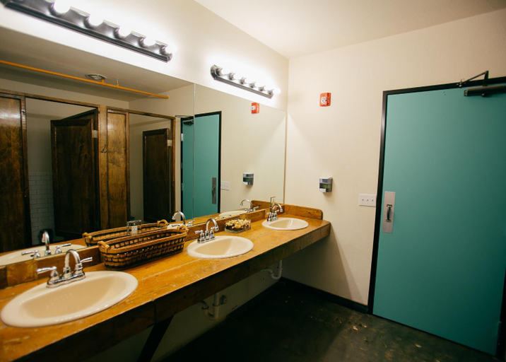Bathroom 4, Firehouse Hostel - Adults Only, Travis