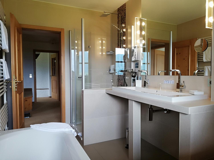 Bathroom 5, Hotel Heißenhof, Traunstein