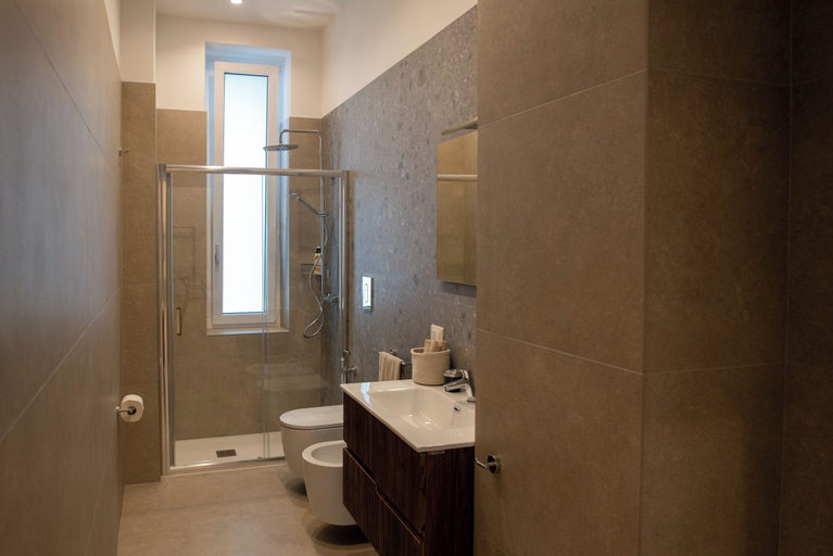 Bathroom 5, Suite 33, Napoli