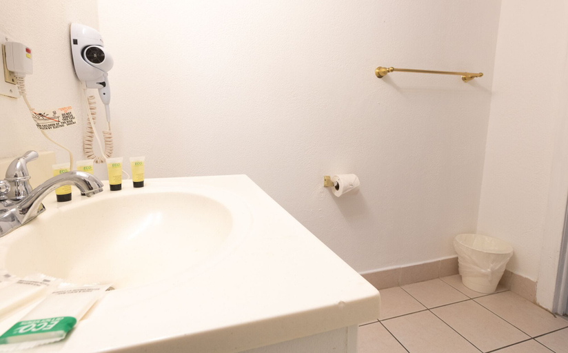 Bathroom 4, 551 City View Hollywood, Broward