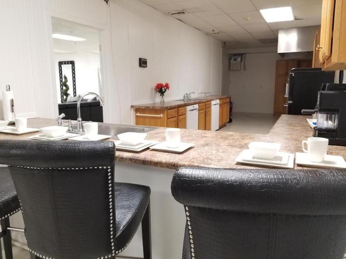 Others 3, 9BR-SLEEPS 19. Amazing Deal!!, Orleans