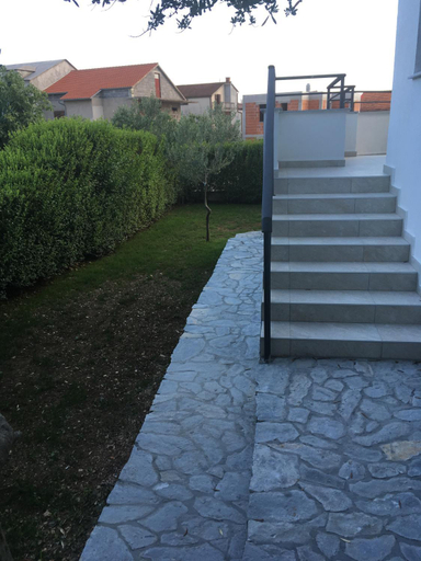 Others 5, Danijela, Šibenik
