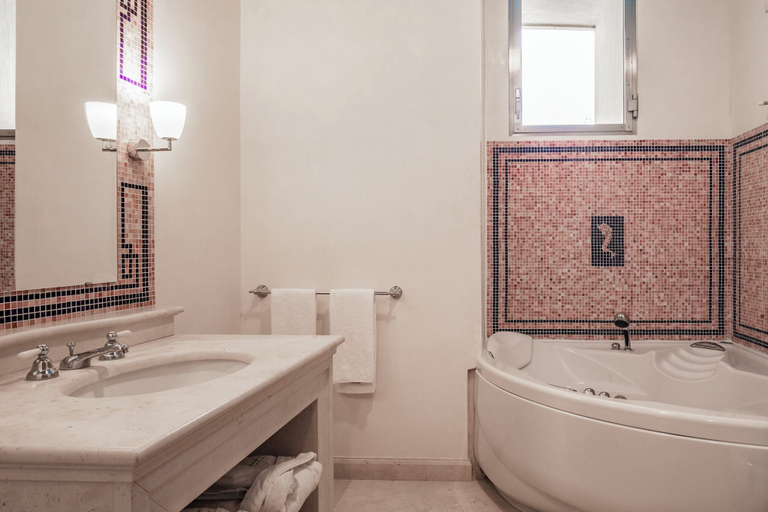 Bathroom 5, Grand Hotel Angiolieri, Napoli