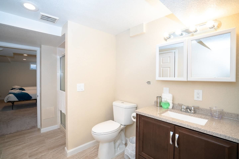 Bathroom 4, The Meadowlark Manor Spacious Backyard & Hot Tub, Jefferson