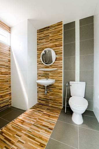 Bathroom, OYO 350 Mae Saeng Place, Si Racha