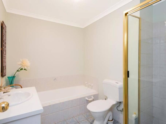 Bedroom 3, Adorable-secure 3 bedroom holiday home with Pool around the corner from The Miners Rest., Kalgoorlie/Boulder
