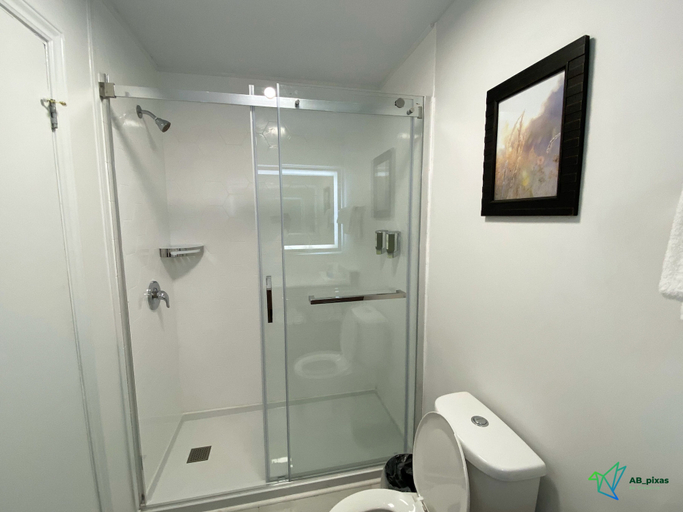 Bathroom 5, Glengarry Extended Stays, Colchester