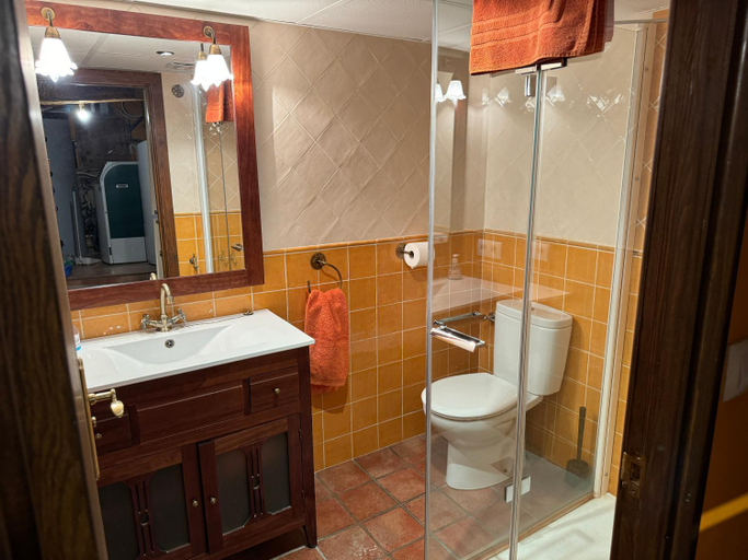 Bathroom 2, Ca la Bet, Lleida