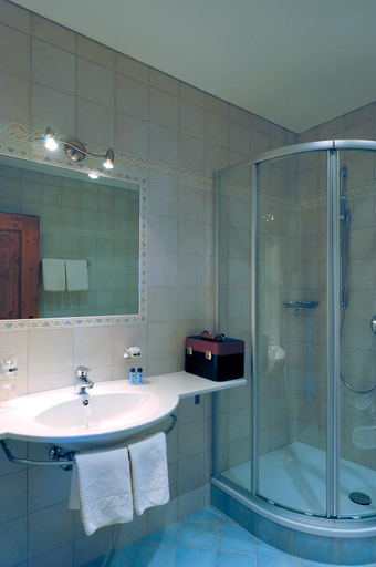 Bathroom 3, Hotel Hubertushof, Bolzano