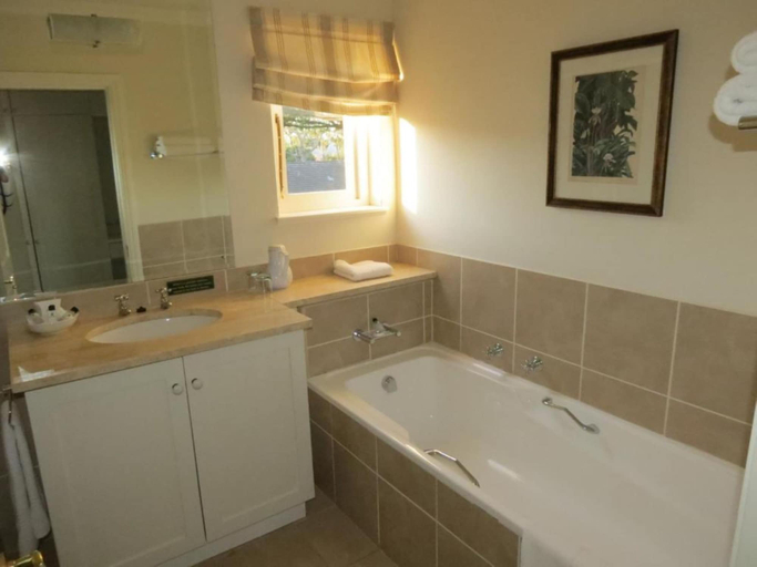 Bathroom 4, Redlands Hotel, Umgungundlovu