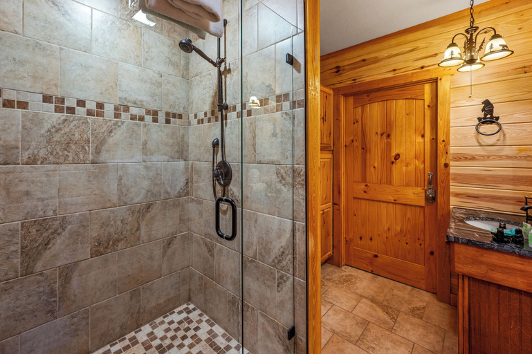 Bathroom 3, Majestica, Sevier