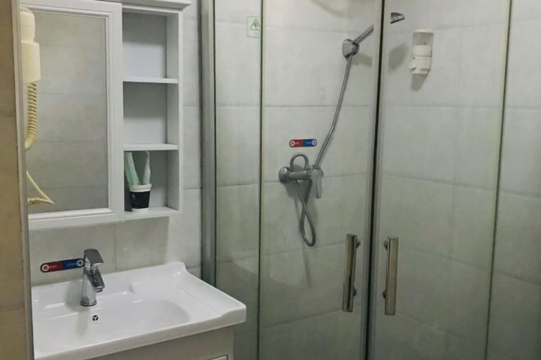 Bathroom 3, 100 Inn (Wuhan Optics Valley Geoscience University), Wuhan