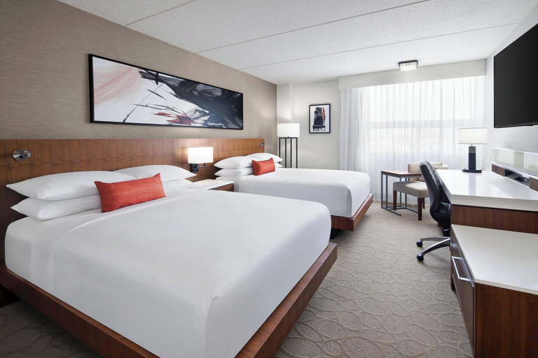 Bedroom 2, Delta Hotels by Marriott Green Bay, Brown