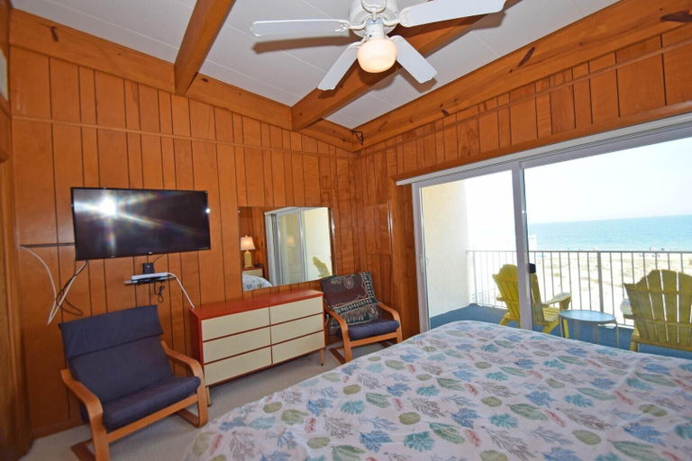 Room 2, Sea Edge 3 3 Bedroom Townhouse by RedAwning, Worcester