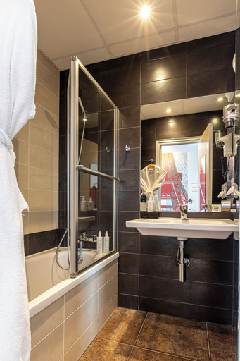 Bathroom 4, Hôtel Alpha Paris Eiffel by Patrick Hayat, Hauts-de-Seine
