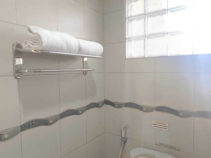Bathroom 5, Newly Frances Hotel Cipaganti, Bandung