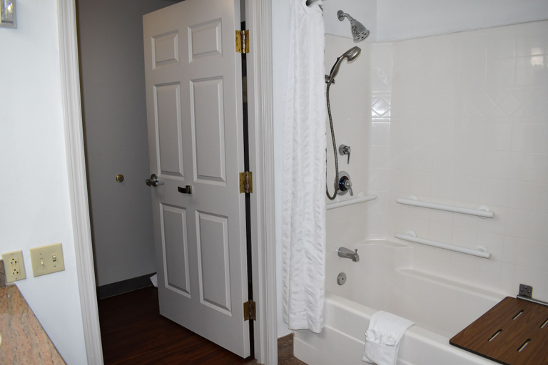 Bathroom 5, Country Inn & Suites by Radisson, Hagerstown, MD, Washington