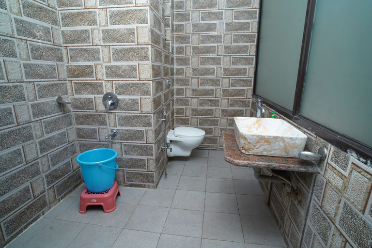 Bathroom 4, The Royal Heaven Resort, Satara