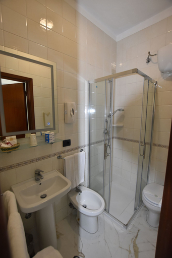 Bathroom 4, Hotel Condor, Messina