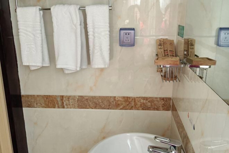 Bathroom 3, Yuqingfang Hongdu Hostel, Zunyi