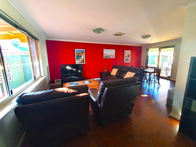Others, Adorable-secure 3 bedroom holiday home with Pool around the corner from The Miners Rest., Kalgoorlie/Boulder