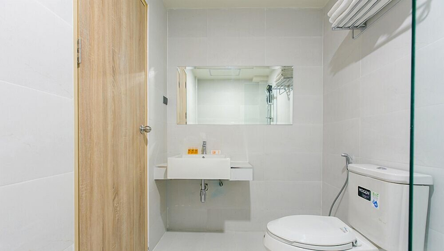 Bathroom 4, B2 Buriram Boutique & Budget Hotel, Muang Buri Ram