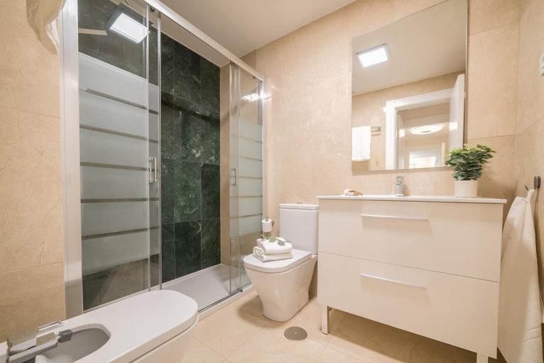 Bathroom 4, LA SERNA PREMIUM CENTER - Free Parking, Málaga