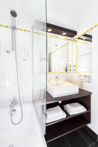 Bathroom 4, Hôtel Valdys Thalasso & Spa - Beau rivage, Finistère