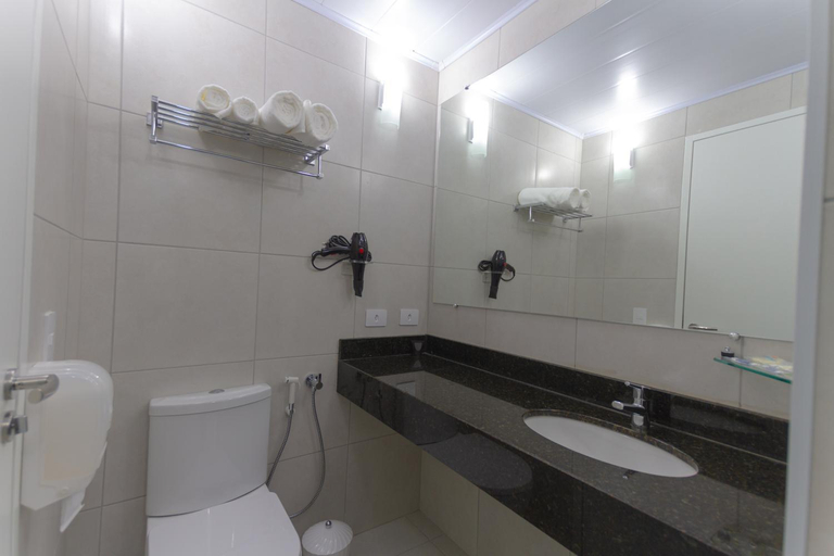 Bathroom 3, Hotel Confiance Barigui, Curitiba