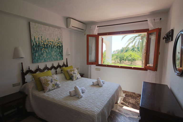 Bedroom 2, Only 100m to the Beach! Spacious Villa With Private Pool - 12 People, Alicante