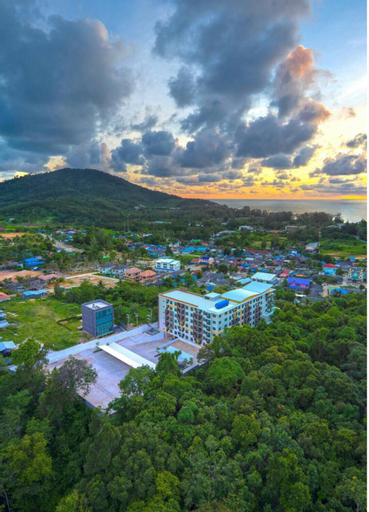 Others 2, Wow 2 Br Apt Seaview, Pool, Gym, walk to beautiful Nai Yang Beach, Phuket Island