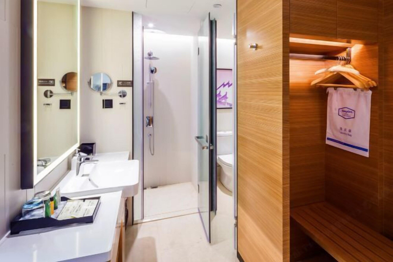 Bathroom 4, Hampton by Hilton Fuyang Guomao, Fuyang