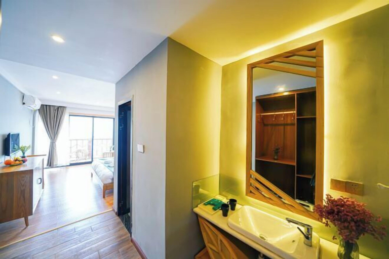 Bathroom 4, GW. Flower Time, Lijiang