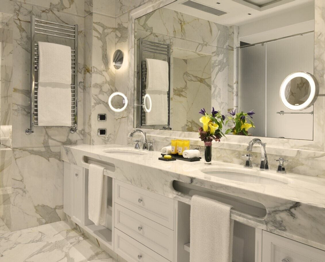 Bathroom 18