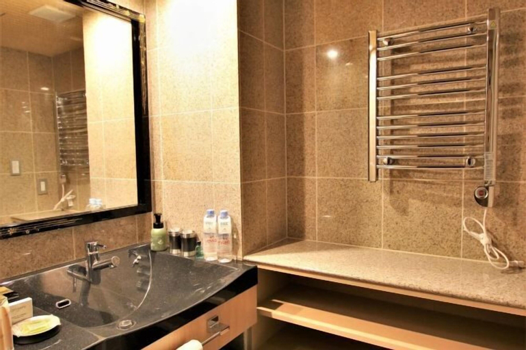 Bathroom 12