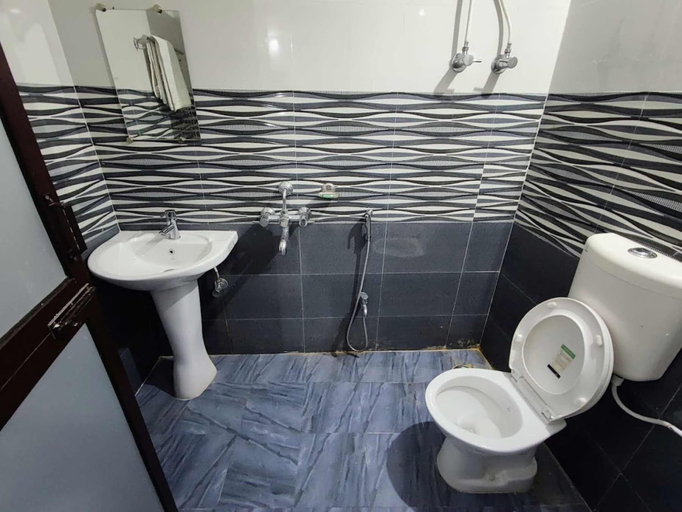 Bathroom 4, Hotel Kanha Shyam Madhubani, Madhubani