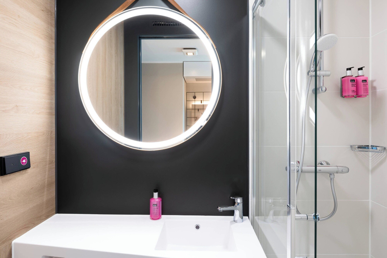 Bathroom 5, Moxy Utrecht, Utrecht