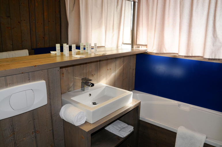 Bathroom 3, Hotel Arcadien, Savoie
