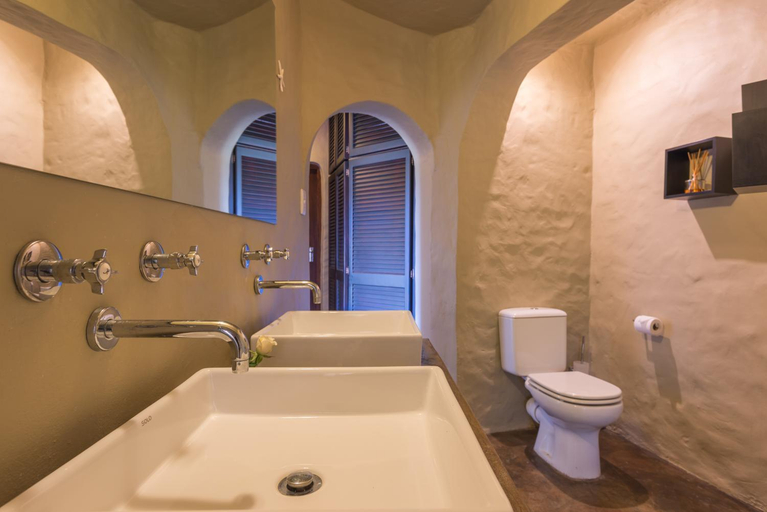 Bathroom 2, Tequila Moon, Eden