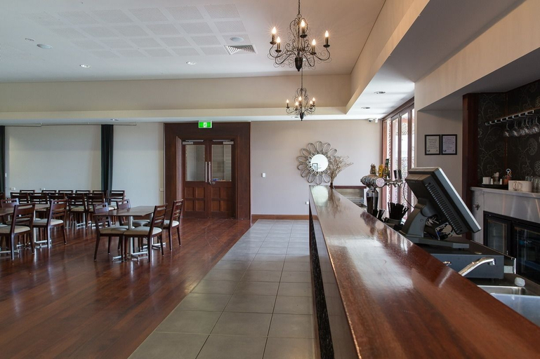Food & Drinks 4, Merinda Village Hotel, Bowen