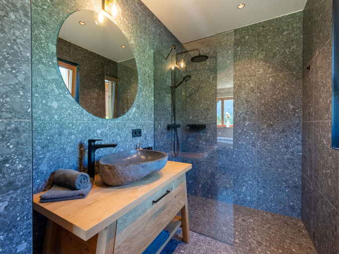 Bathroom 4, Beautiful chalet with sauna in Wolting, Tamsweg