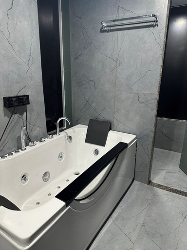 Bathroom 3, Hotel Victoria, Surat