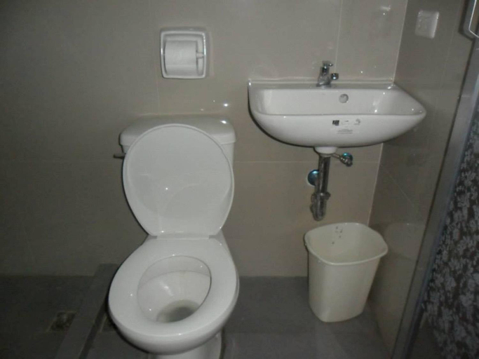 Bathroom 2, B n T Inn, Lapu-Lapu City