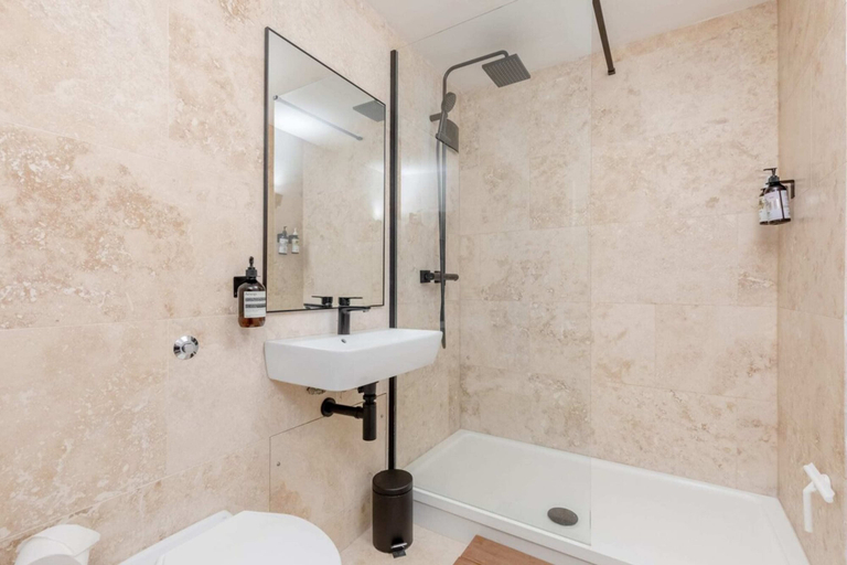Bathroom 2, Chic 1BD Maisonette W/hot Tub, King's Cross!, London