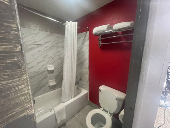 Bathroom 4, Super 8 by Wyndham Monroe, Union