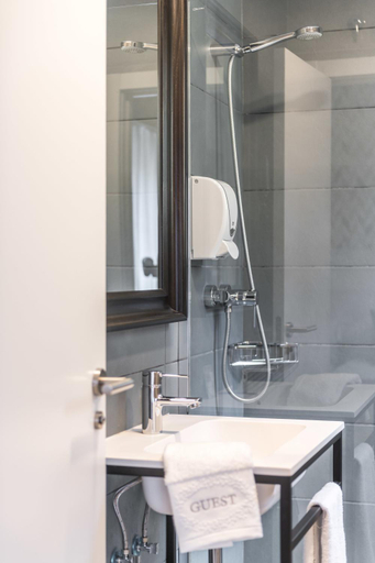 Bathroom 4, Velázquez 45 by Pillow, Madrid